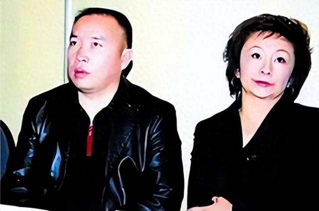 赖昌星妻子曾明娜现状，独居3000平老宅，做饭弄花草活成人生赢家