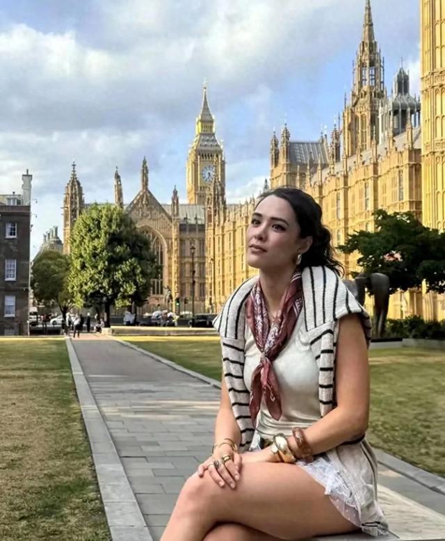 钟丽缇大女儿张敏钧伦敦游，身姿丰腴似母，美照吸睛倾国倾城啊！