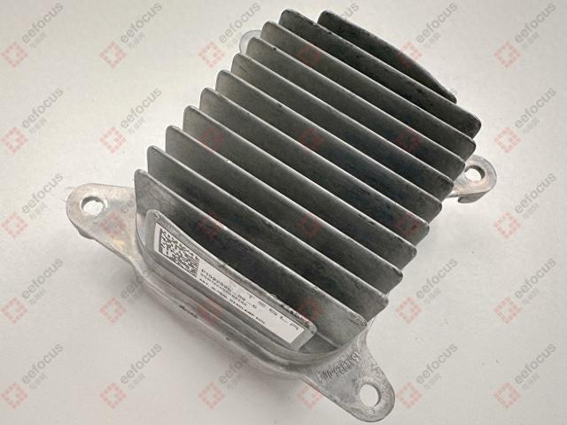 特斯拉Model 3大灯驱动板拆解：万万没想到