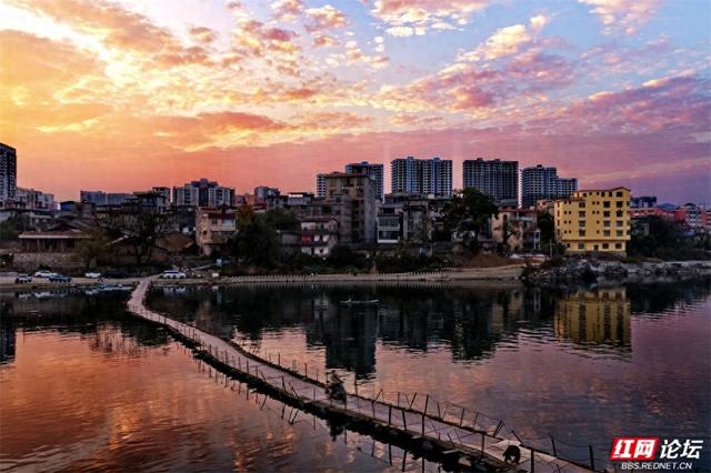 霞光漫过浮桥，桂林的黄昏温柔得不讲道理