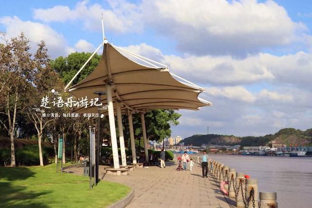 宁波镇海的沿江景观带，没有粉黛花海但是景色很美，非常值得游玩