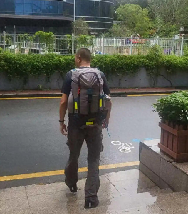 53 岁大叔 50 天徒步 1500 公里回家 网友：没钱真不敢试