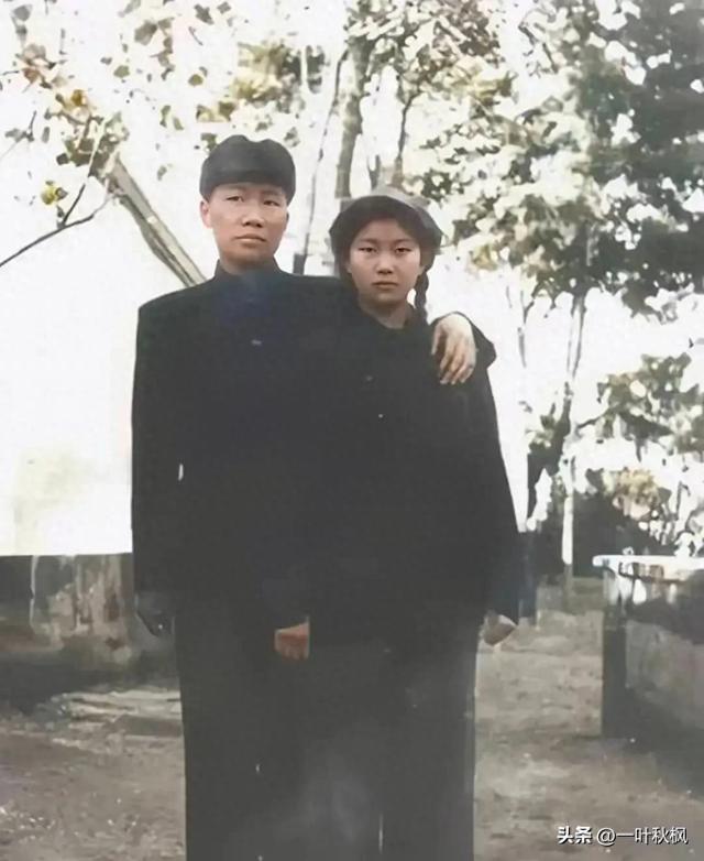 这是毛岸英赴朝参战前与刘思齐的一张珍贵合影,拍摄于1950年北京