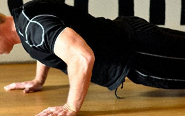 还经常“做俯卧撑”运动的老人，除了有利肌肉，或会带来这6好处