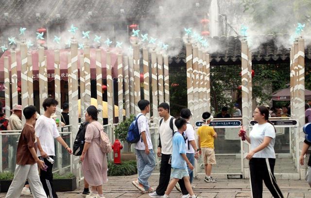 江苏苏州：山塘喷雾为游客送清凉