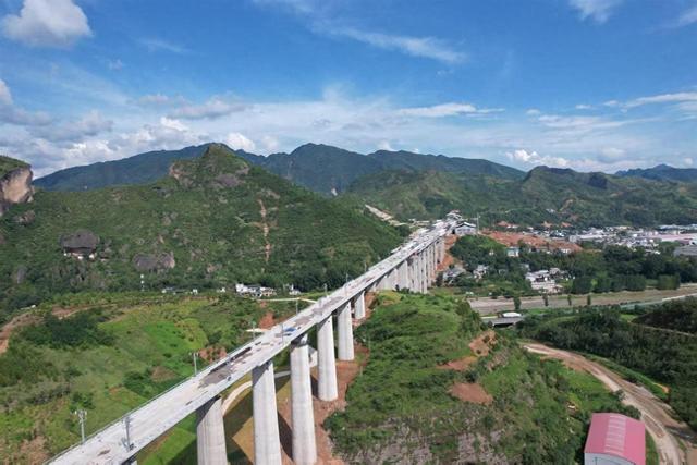 工装改进优化（西十高铁湖北段2标三分部无砟轨道施工全部完成）