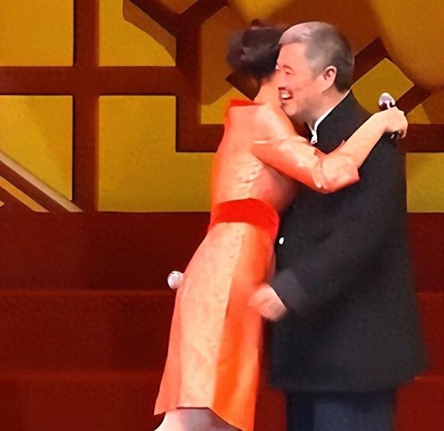 麻烦闹大！被官媒点名后，闫学晶再传噩讯，这一次赵本山都遭波及