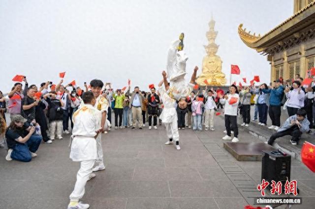（活力中国调研行）海外青年游四川：峨眉寻“芷若”  乐山观“大佛”