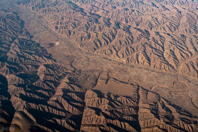 感觉甘肃的黄土高坡上的土其实挺厚的，但为啥只有黄土上不长树呢
