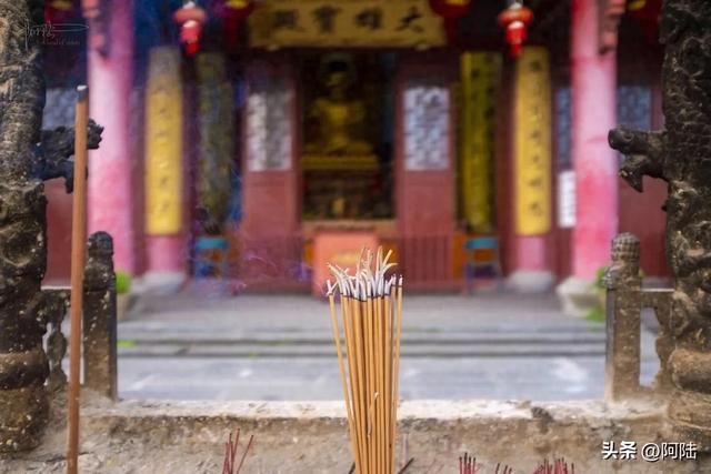 临崖而建的萧山福庆寺，来历有点神秘却香火旺盛，当地影响力甚广