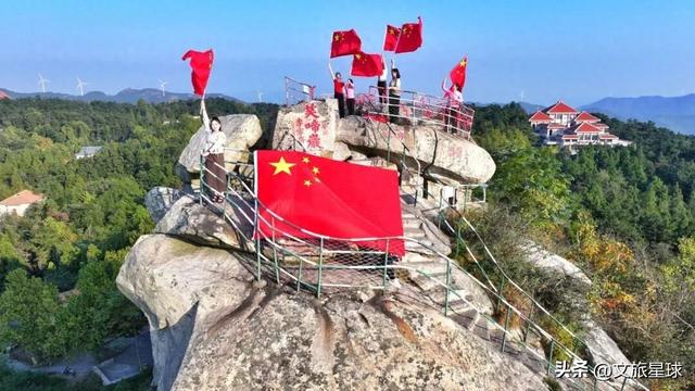 国庆氛围拉满！鸡公山漫山“中国红”，献礼祖国华诞