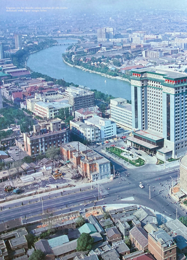 这里是1988年的天津，蜿蜒的海河横穿市区