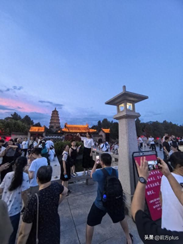 大唐不夜城景区：将红墙最佳打卡点让位给游客
