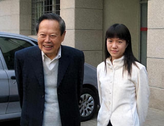 翁帆也没想到，丈夫杨振宁去世后，竟因生前一个举动再次口碑暴涨