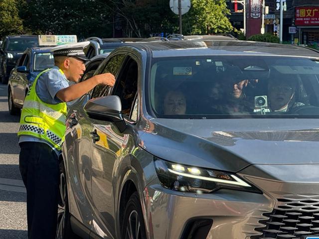 六盘水市交警支队直属一大队:守护避暑季 畅行荷城美景间