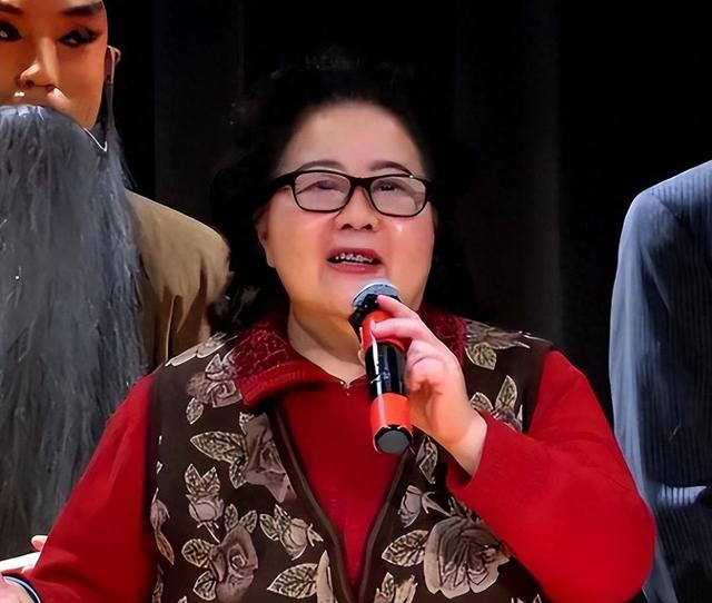 吃里爬外，永不回国？她带领30名演员选择留美，如今年过花甲归来
