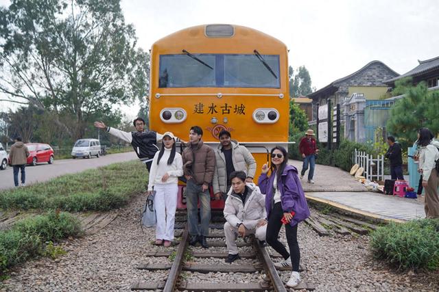 【外眼看云南】汽笛声中的“慢生活”，一场跨越国界的乡愁之旅