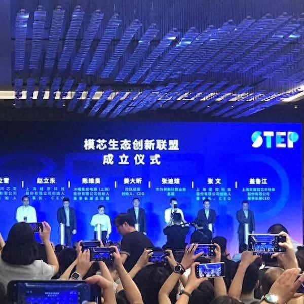 行业巨头抢发AI前沿技术场景，大模型技术渐呈“纵合”趋势｜聚焦2025WAIC