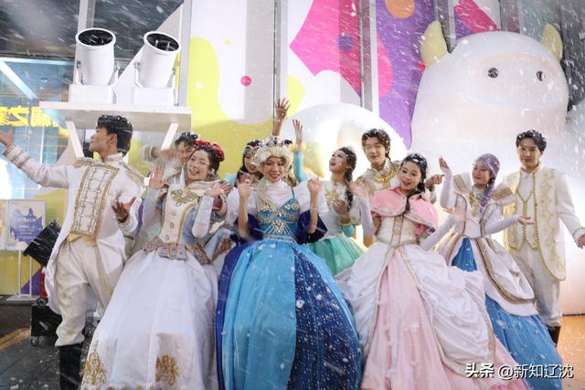 “雪趣铜行” 沈阳中街飘落今冬“第一场雪”