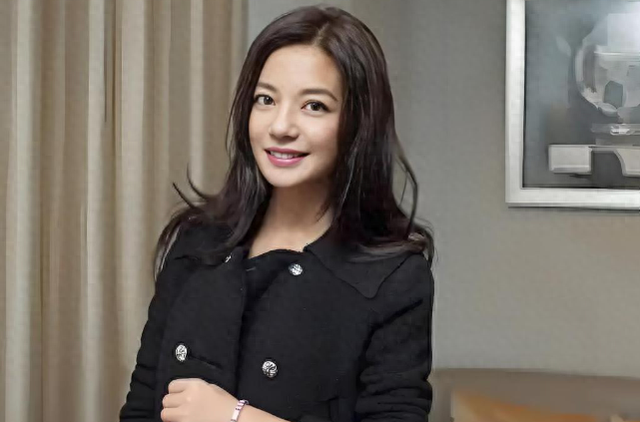 落毛的凤凰不如鸡？前途尽毁、家也散了，但好在赵薇还有一个靠山