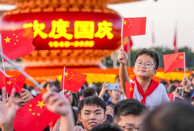 今晨12.1万人天安门广场看升国旗，结束后久久不愿离去