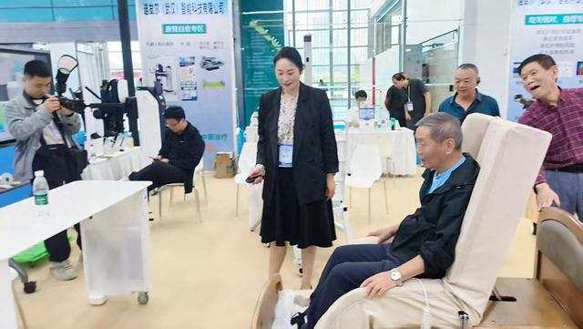 新天工开物 | 全国首创，“床变轮椅”让行动不便的老人“走”出家门