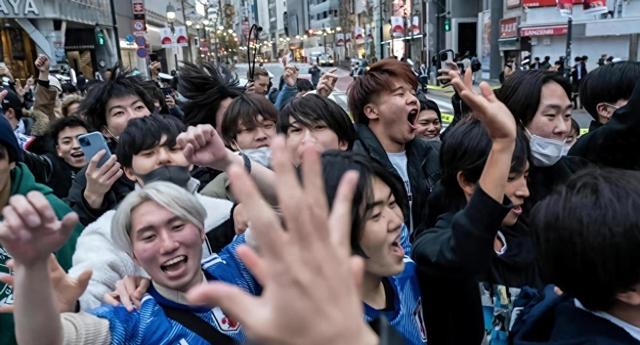 不到48小时，高市大反转，支持率飙升至92.4%，日本发生了什么？