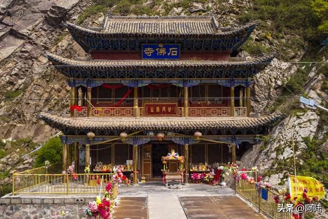 祁连山峡谷深处藏着一座石佛寺，内无金身佛像却嵌于岩壁之上千年