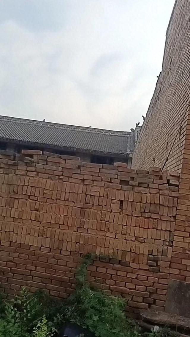 监控曝光！山西一男子因前女友拒复合持刀闯入家中，女子哥哥在家门口遇害，案件将开庭