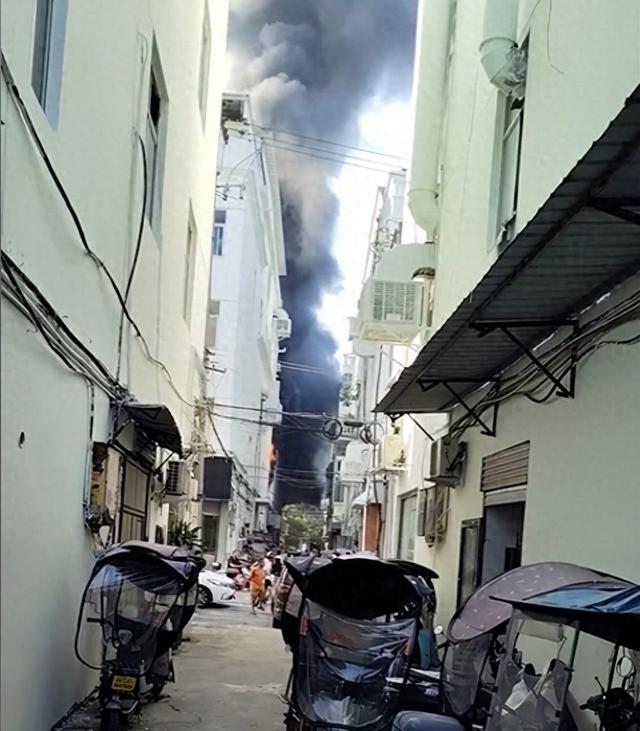 浙江温州一鞋厂清晨突发大火，消防员称从2楼烧到4楼，起火原因正调查