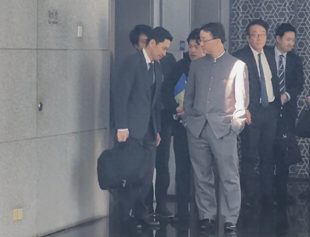 “双手插兜”后续来了！日方破大防，感受到羞辱，竟要求中方解释