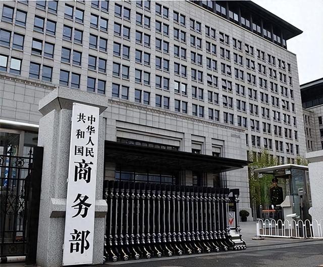 中方反制见效，美国芯片巨头倒下，特朗普认怂称关税讹诈不可取