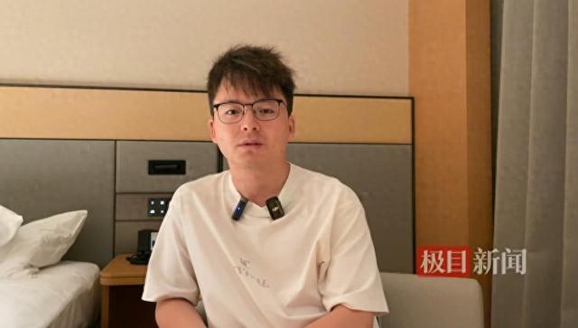 “男子地铁被诬陷偷拍案”二审8日开庭，原告再穿当年同款鞋子：即使赢下官司，也是输了人生