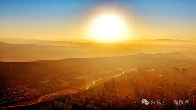 【图观陇西·新视角】陇西：晨雾披金 古城醒在暖光里