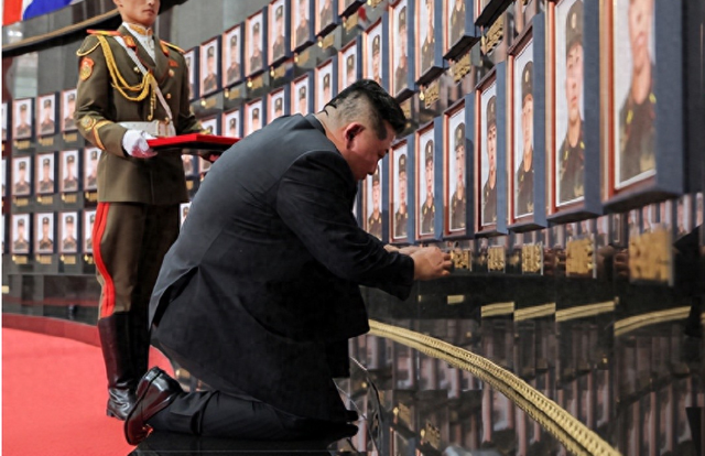 金正恩当众跪地痛哭，双眼哭红，俄乌大决战一触即发，普京试图拉中国入局却遭拒绝