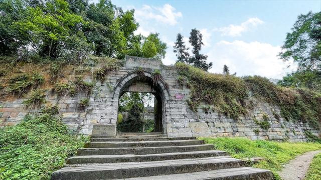 四川隆昌云顶寨，距今已有600多年历史，被誉为“川东第一寨”