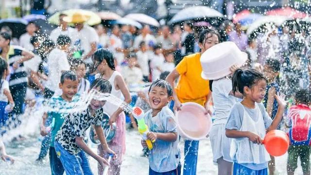 安龙县木咱镇：泼水狂欢让市民游客乐享清凉