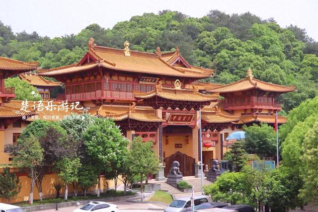 浙江绍兴曹娥江畔的古寺，黄墙黄瓦掩映在青山之间，幽静而美丽
