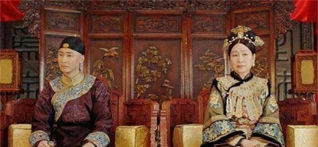 启功见“清华园”三字后，长叹一声：字写得真不错，难怪清朝会亡