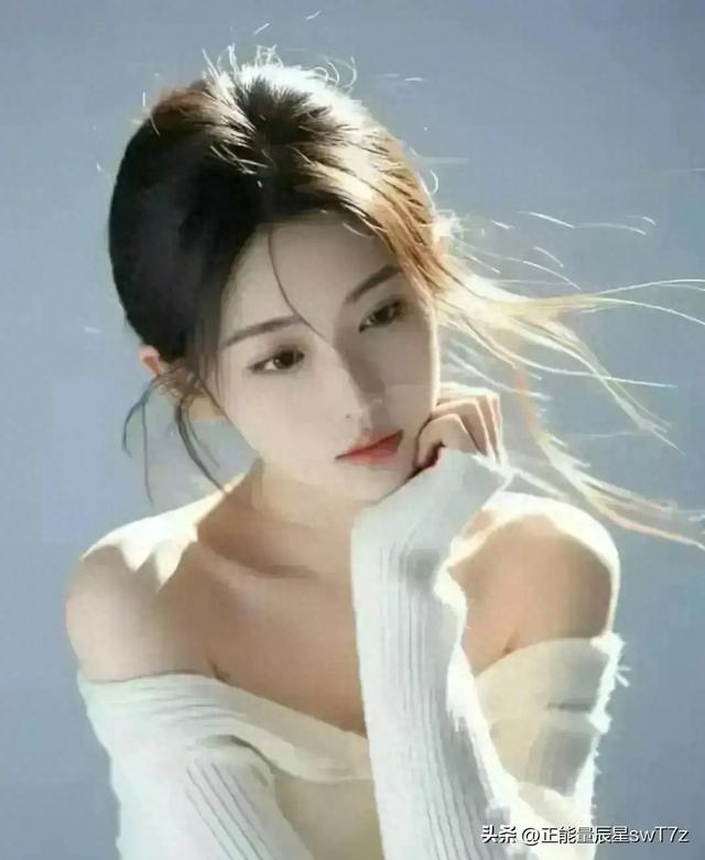 河南信阳一学校女神	，身材拥有黄金比例，散发迷人身材魅力