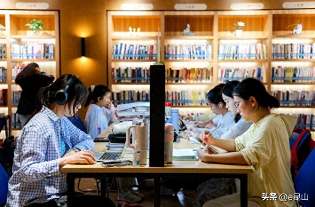 图书馆变身“文化绿洲”，书香纳凉润泽市民心田