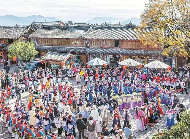 专家谈“丽江古城收50元维护费”：如能避免过度商业化，游客愿为文化和情绪价值买单