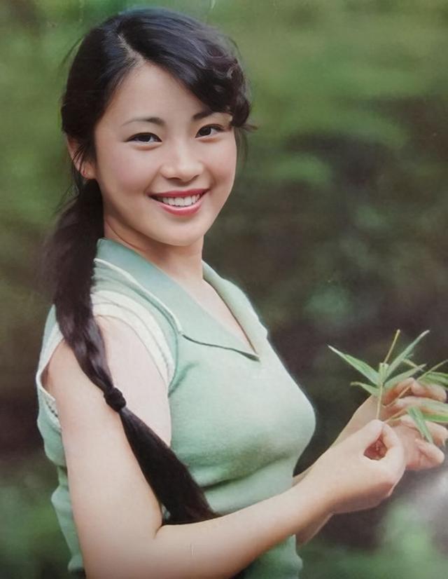 李连杰前妻黄秋燕，用双手纹出幸福人生