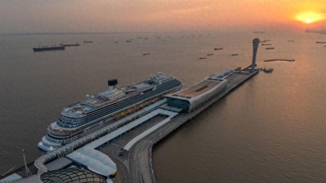 浦江起锚：当邮轮遇见一座城的夏日狂欢