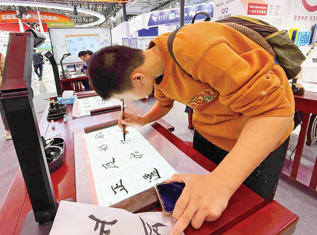 新课堂的介绍（未来课堂什么样这场展会里找答案）