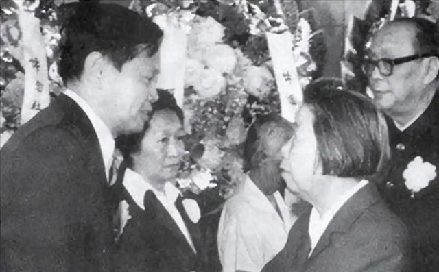 1981年，杜聿明的葬礼上，女儿杜致礼和杨振宁的留影，悲痛难掩！