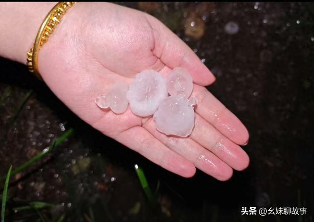 亲历北京冰雹：砸在伞上砰砰响，露天车辆被砸得“遍体鳞伤”