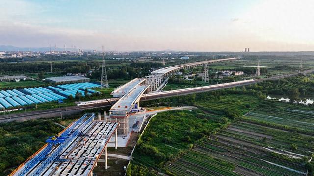 这一转体技术在扬“首秀”仪禄高速“凌空跨越”宁启铁路