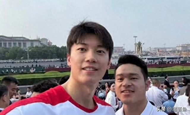 九三阅兵现场！马龙站在徐梦桃旁边，王励勤也来了，大合影曝光