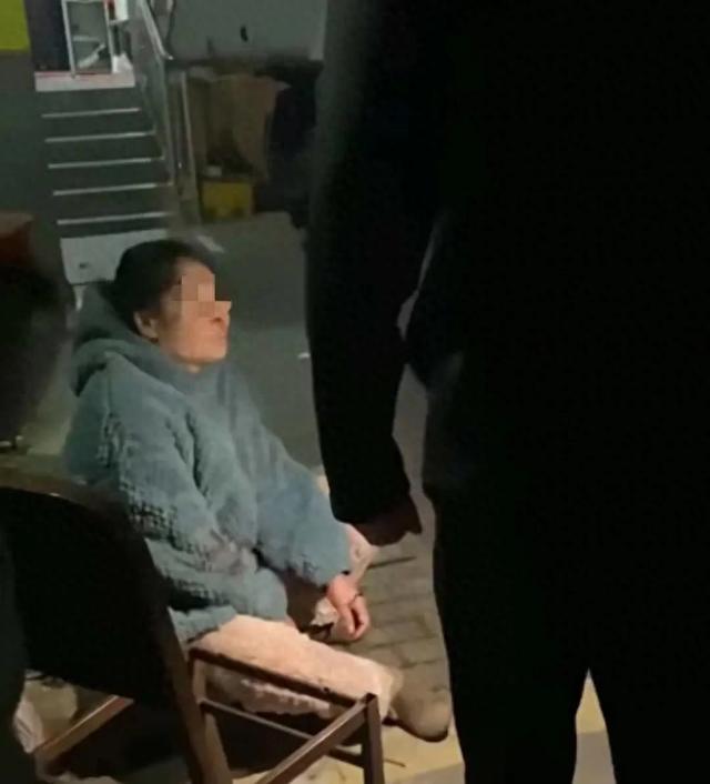 女子小区散步遭大狗咬断手筋，小伙冲下2楼摁住肇事狗	，手掌被咬穿，最新情况→